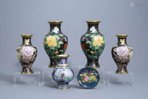 Five Chinese cloisonne vases and a saucer dish, 20th C.