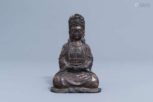 A Chinese gilt and lacquered figure of Guanyin, 19th/20th C.