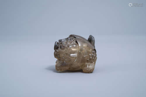 A Chinese smoky quartz toad form snuff bottle, 19th/20th C.