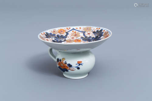 A Japanese Imari spittoon with floral design , Edo, 18th C.