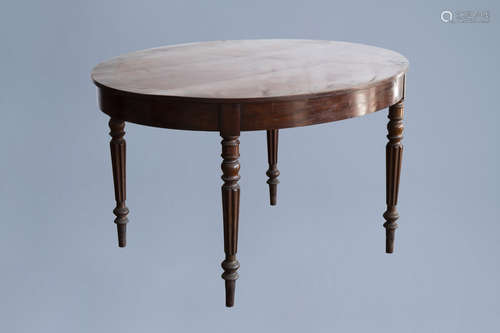 An English mahogany veneered wooden table, 19th/20th C.