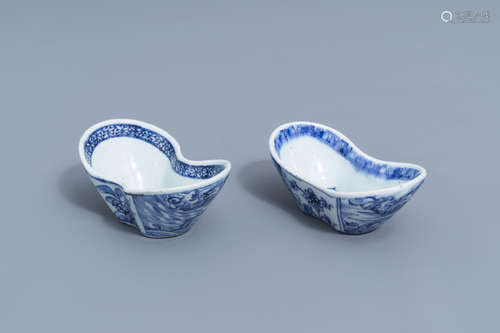 A pair of Chinese blue and white ingot shaped bowls, 18th/19...