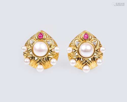 Paar Vintage Gold-Ohrclips mit Perlen, Brillanten und Rubine...