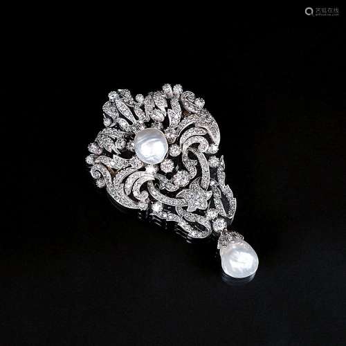 Feine Art-Nouveau Diamant-Brosche mit Barock-Perlen.