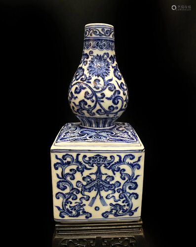 Blue And White Double-Gourd Porcelain Vase, Qianlong