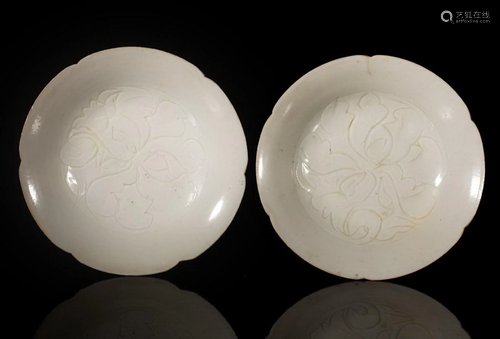 Song Antique Pair 'Yingqing' Lobed Saucer Dishes