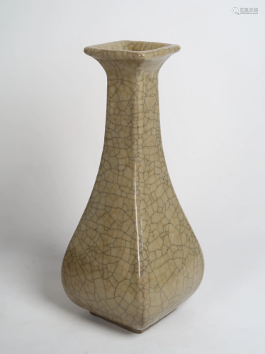 Chinese Ge Kiln Crackle-Glazed Porcelain Vase