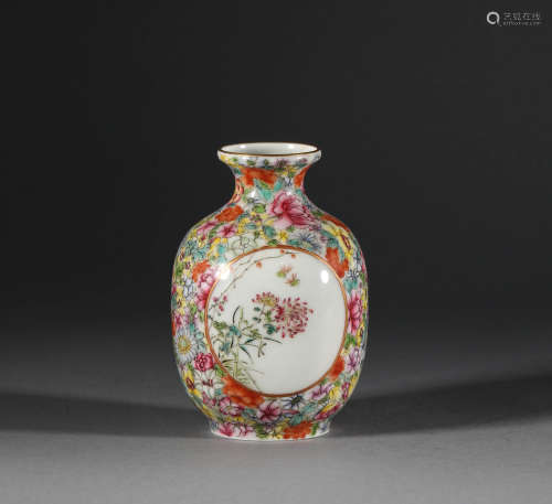 Pink plum vase in Qing Dynasty