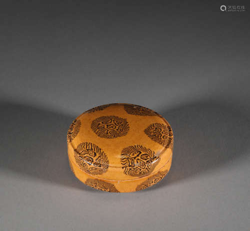 Yellow glazed cover box of Tang Dynasty