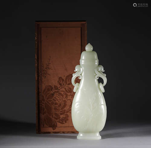 Hetian jade flower vase in Qing Dynasty