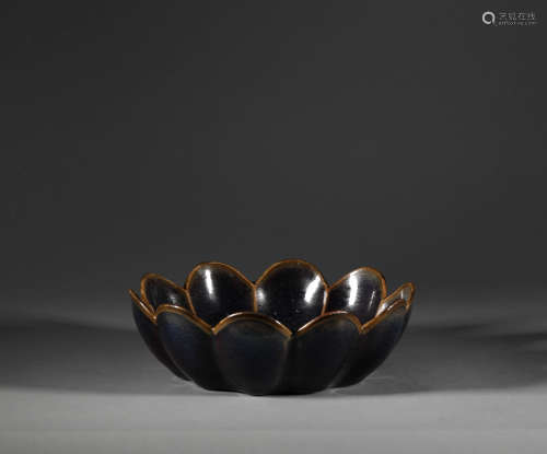 Lotus bowl with black glaze in Qing Dynasty