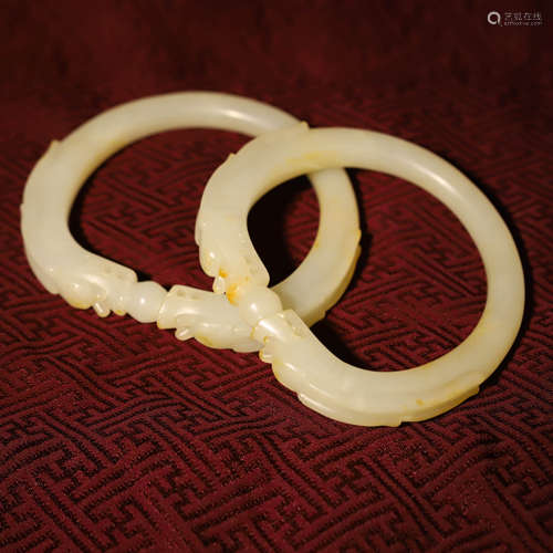 白玉手镯一对A PAIR OF WHITE JADE BRACELETS AND BOX