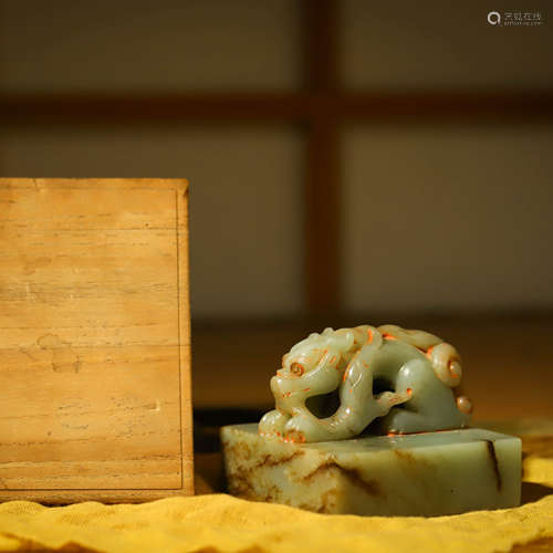 兽钮玉玺A PORCELAIN BEAST SEAL AND BOX