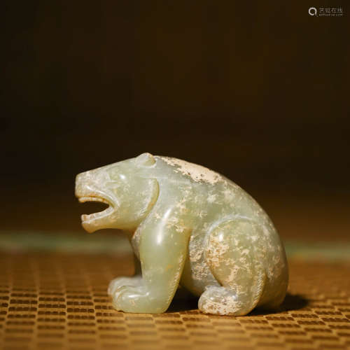 玉熊A Celadon-Jade Carving Of A Bear