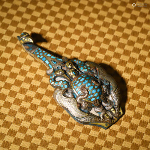 朱雀玄武带钩A Gilt-Bronze Suzaku And Basaltic Belt Hook