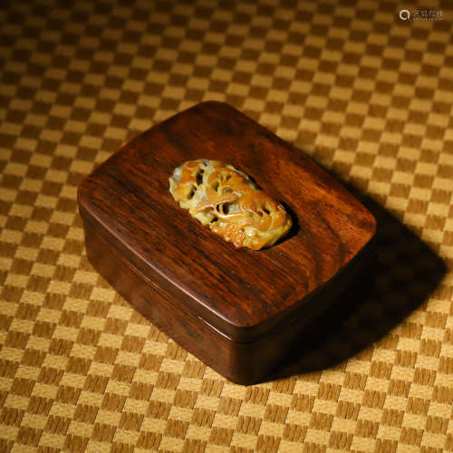 镶玉木盒A WOOD BOX WITH JADE ORNAMENT