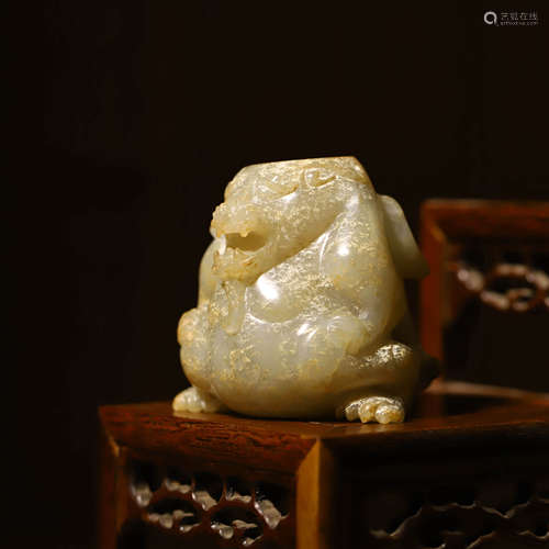 玉熊A JADE CARVING OF A BEAR