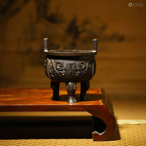 三足仿古鼎式炉A GILT-BRONZE ARHIASTIC TRIPOT STEAMING VESSEL...