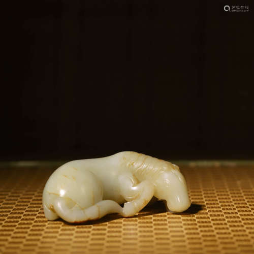 白玉带皮卧马摆件A WHITE JADE RECUMBENT HORSE WITH RUSSET