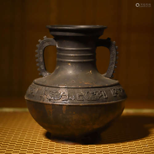 双耳瓶A BRONZE ARCHIASTIC KUI DRAGON PATTERN VASE