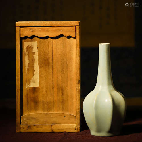 汝窑长颈瓶A PORCELAIN RU-TYPE LOBED VASE AND BOX