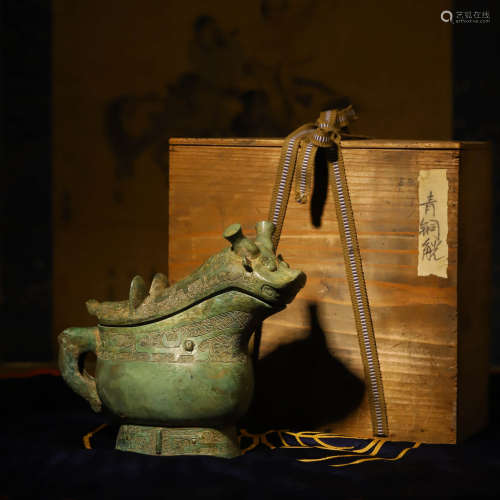 青铜觥A BRONZE ARCHIASTIC WINE VESSEL, GONG AND BOX