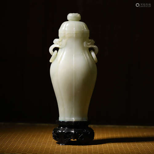 玉壶双环耳A WHITE JADE VASE AND COVER WITH STAND