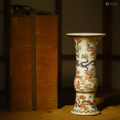 五彩龙纹花觚A PORCELAIN WUCAI DRAGON PATTERN VASE, GU AND BO...