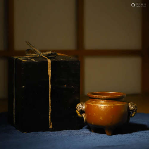 象耳洒金铜香炉A PORCELAIN GOLD SPLASHED CENSER AND BOX