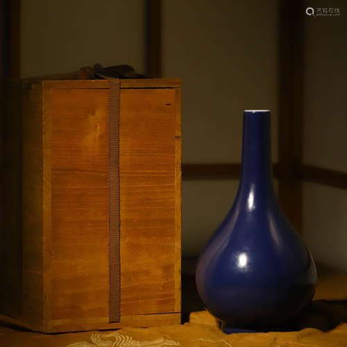 霁蓝胆瓶A PORCELAIN BLUE-GLAZED VASE AND BOX