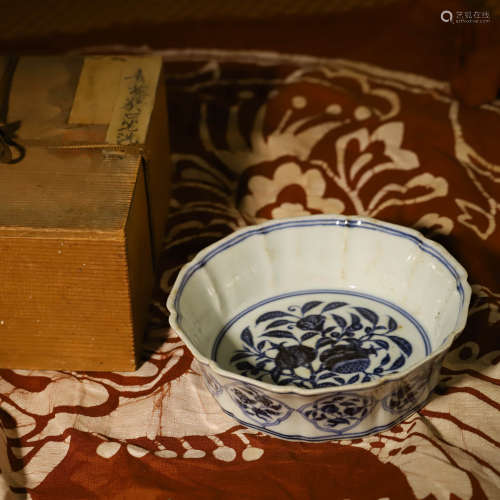 青花葵口笔洗A PORCELAIN BLUE AND WHITE LOBED WASHER AND BOX