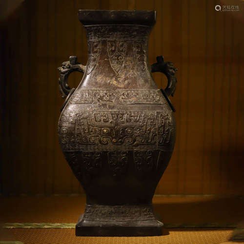 饕餮纹双龙耳尊A BRONZE ARCHIASTIC TAOTIE MASK VASE