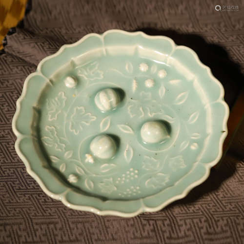 龙泉窑葵口瓜果盘A PORCELAIN LONGQUAN LOBED DISH AND BOX