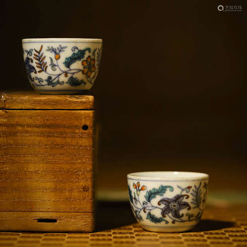 斗彩小盅一对A Pair Of Doucai Floral Cups