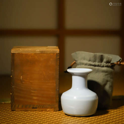 粉青釉盘口瓶A PORCELAIN CELADON-GLAZED VASE AND BOX