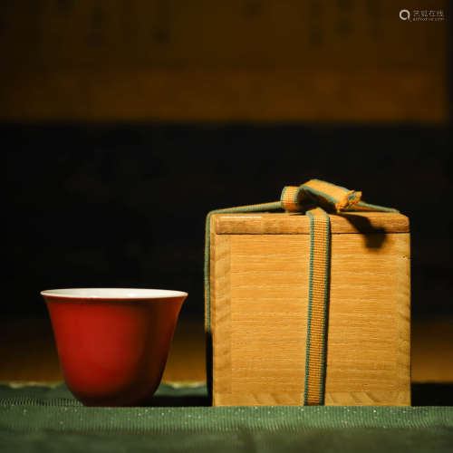 胭脂红杯A PORCELAIN RED-GLAZED CUP AND BOX