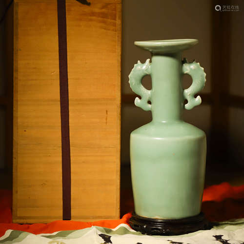 龙泉双耳瓶A PORCELAIN LONGQUAN DRAGON VASE AND BOX