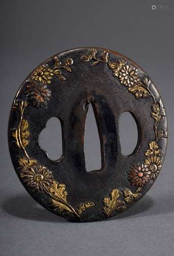 Kleines Shakuō Tanto-Tsuba mit Chrysanthemen Relie | Small S...