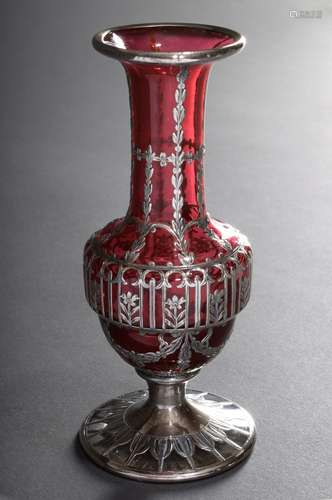 Rubinierte Glas Balustervase mit ornamentalem Si | Ruby glas...