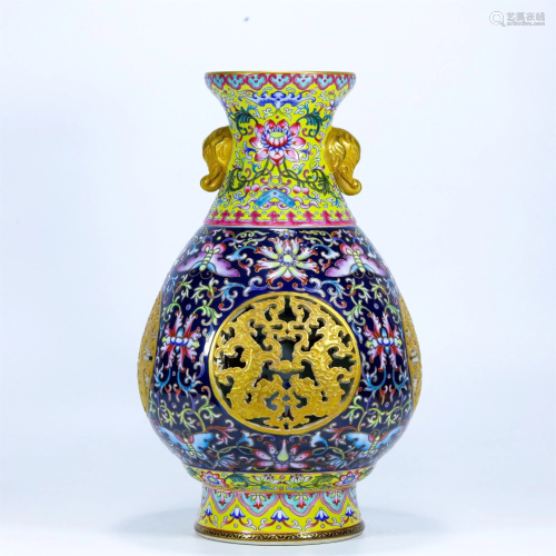 A Chinese Flower Pattern Porcelain Vase