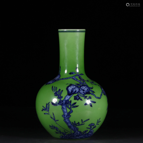 A Chinese Blue & White Porcelain Vase