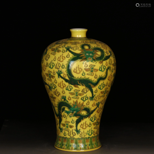 A Wu-Cai Glazed Dragon Pattern Meiping Vase