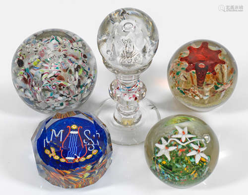 Fünf Paperweights