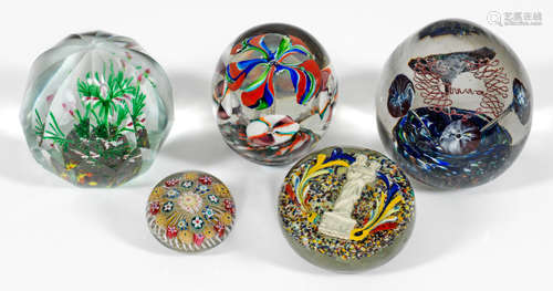 Fünf Paperweights