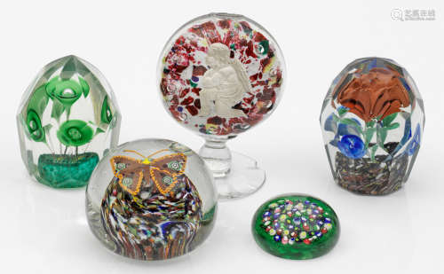 Fünf Paperweights