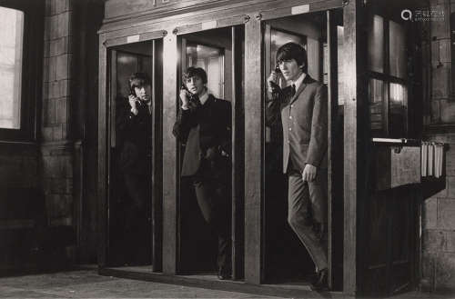 Drei Beatles in Bahnhofstelefonzelle