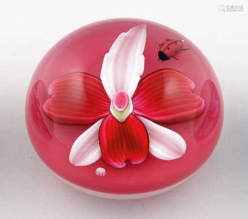 Paperweight mit Blüte und Marienkäfer von Baccarat