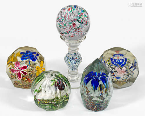 Fünf große Paperweights