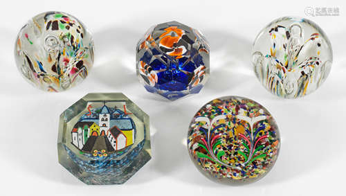 Fünf bunte Paperweights