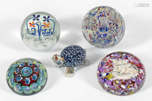 Fünf Paperweights